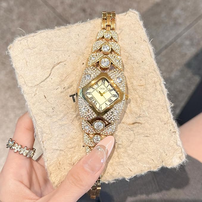 ساعة نسائية فاخرة باللون الذهبي